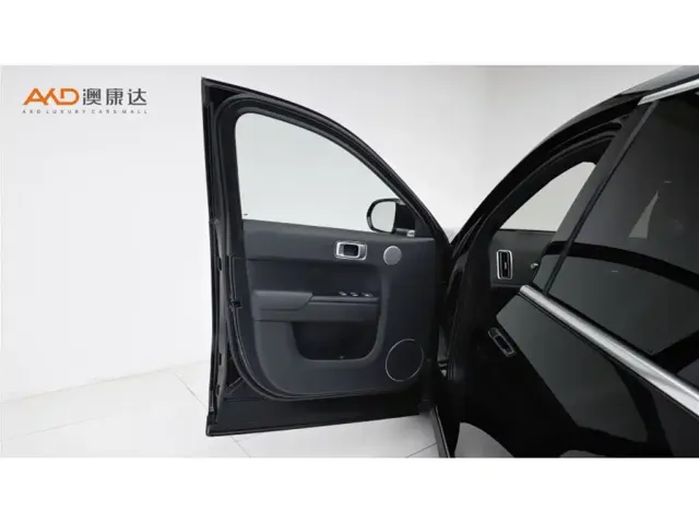 Li Auto L8 — Фото автомобиля 11