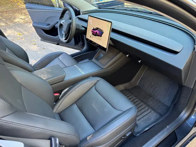 Tesla Model 3 — Фото автомобиля 12