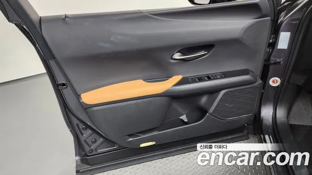 Lexus UX — Фото автомобиля 23