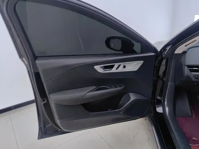 Hongqi E-QM5 — Фото автомобиля 7