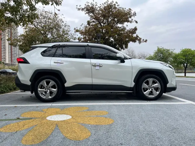 Toyota RAV4 — Фото автомобиля 7