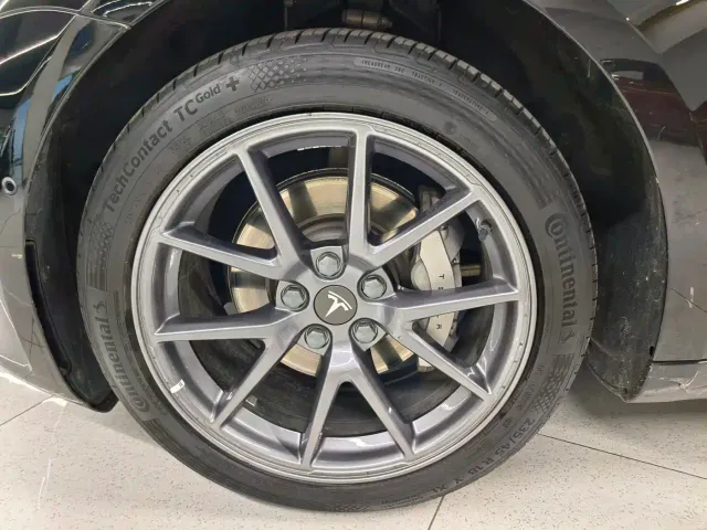 Tesla Model 3 — Фото автомобиля 12