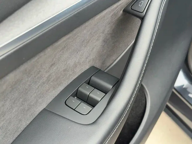Tesla Model Y — Фото автомобиля 10