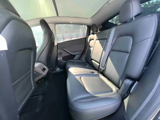 Tesla Model Y — Фото автомобиля 8