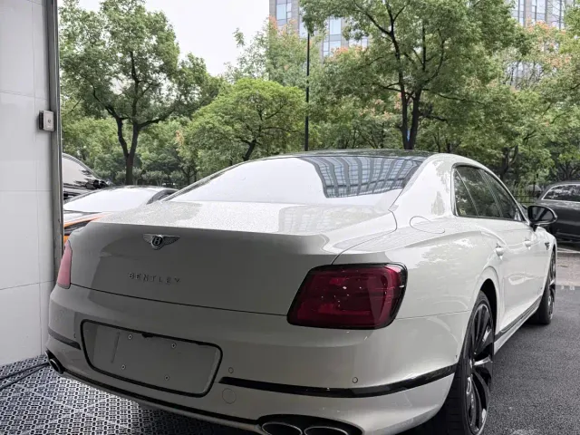 Bentley Flying Spur — Фото автомобиля 4