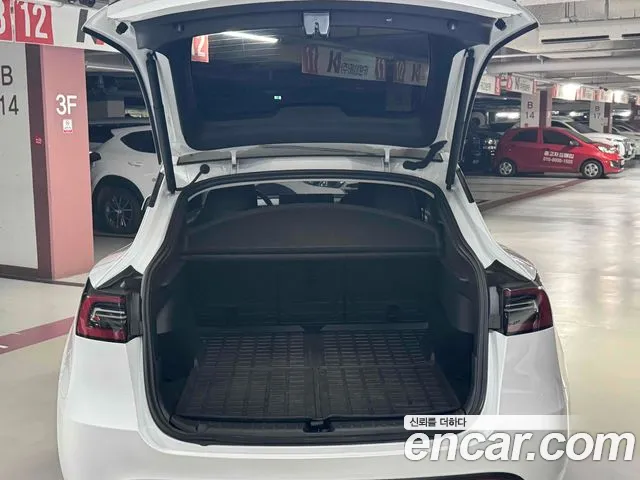 Tesla Model Y — Фото автомобиля 6