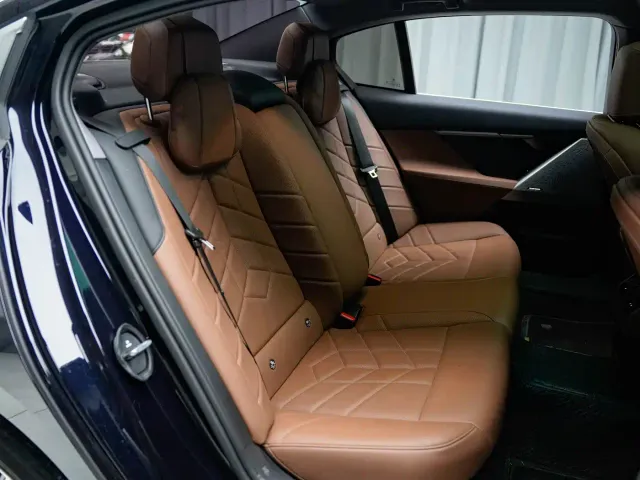 BMW 5 Series — Фото автомобиля 8
