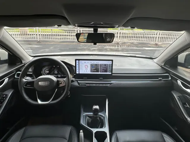 Geely Emgrand — Фото автомобиля 12