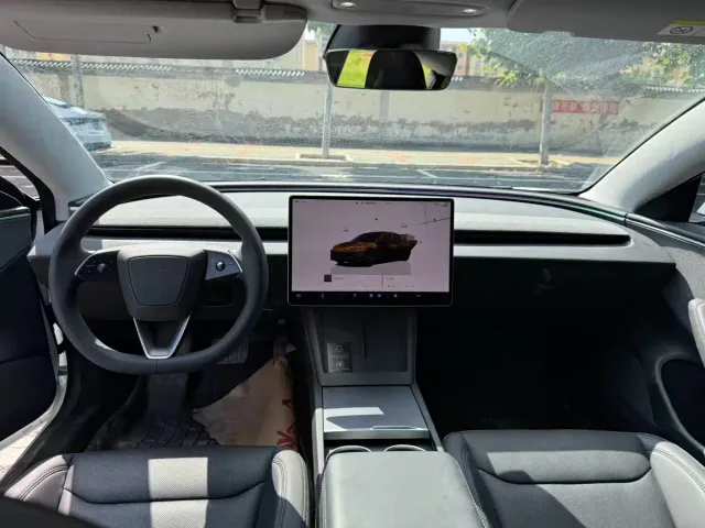 Tesla Model 3 — Фото автомобиля 5