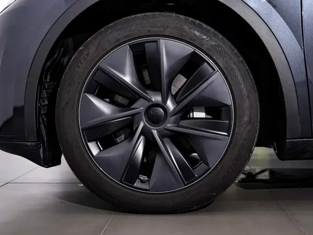 Tesla Model Y — Фото автомобиля 12