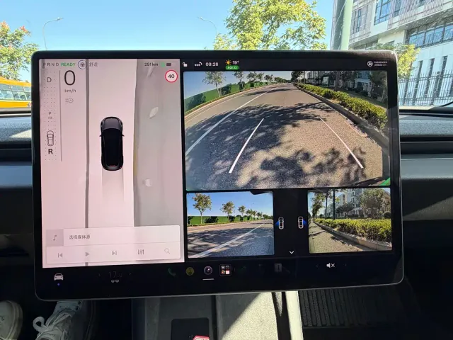 Tesla Model 3 — Фото автомобиля 12
