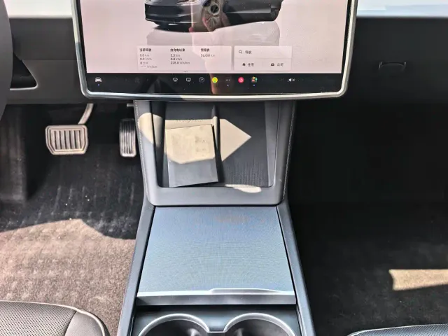 Tesla Model 3 — Фото автомобиля 10