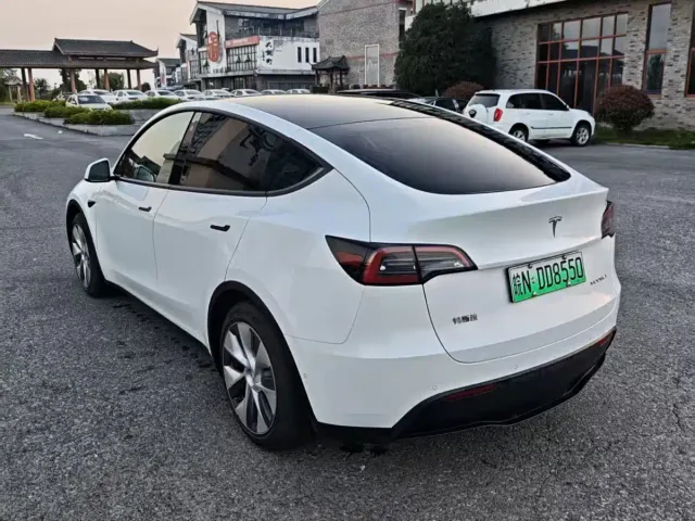 Tesla Model Y — Фото автомобиля 8