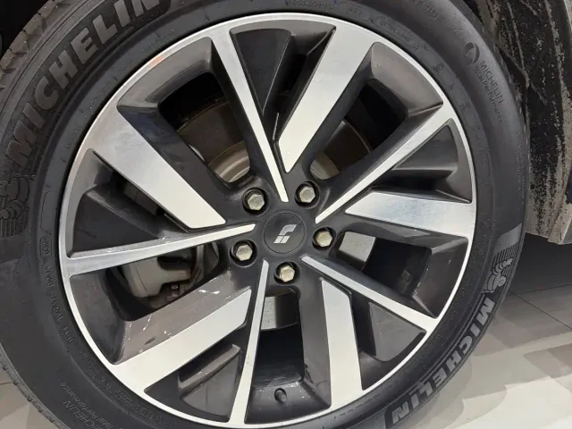 Li Auto L8 — Фото автомобиля 16