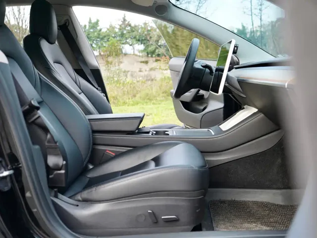 Tesla Model 3 — Фото автомобиля 9