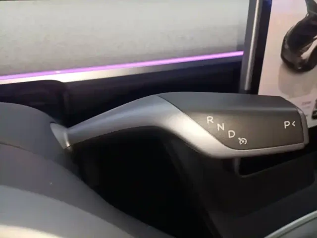 Tesla Model Y — Фото автомобиля 13