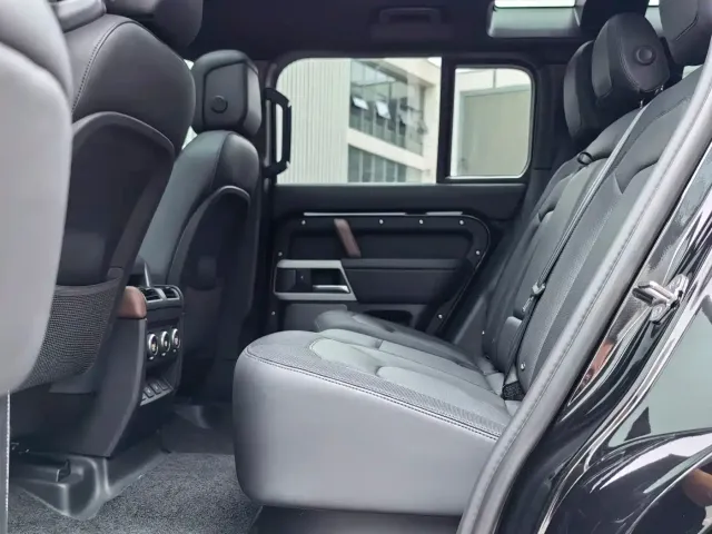 Land Rover Defender — Фото автомобиля 12