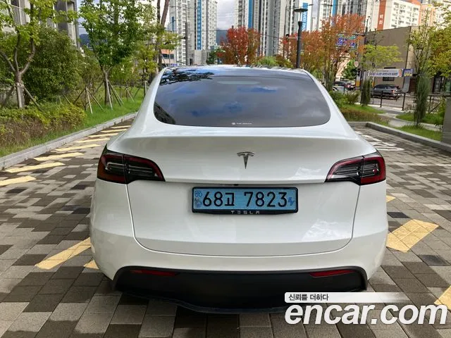Tesla Model Y — Фото автомобиля 4