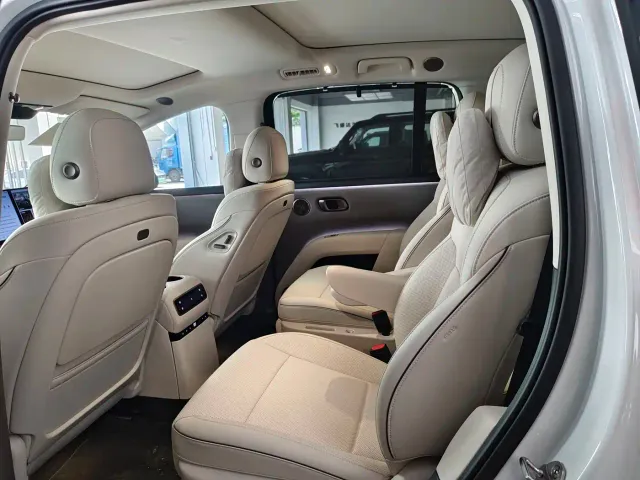 Li Auto i8 — Фото автомобиля 5