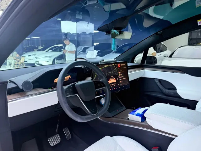 Tesla Model X — Фото автомобиля 7