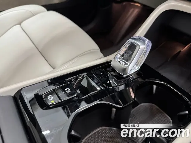 Вольво XC40 B4 Ultra Bright — Фото автомобиля 9