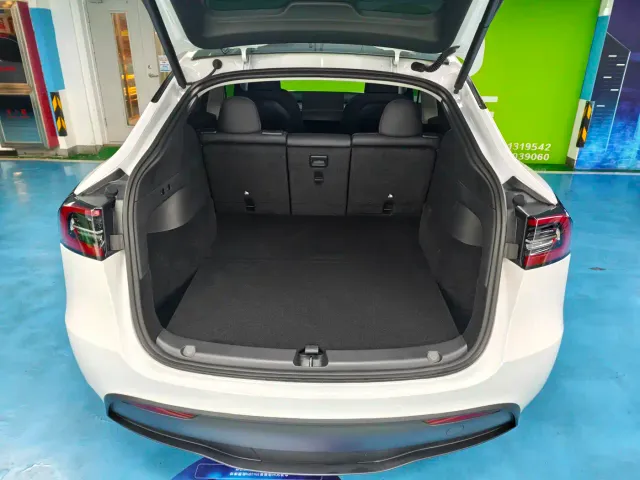 Tesla Model Y — Фото автомобиля 17