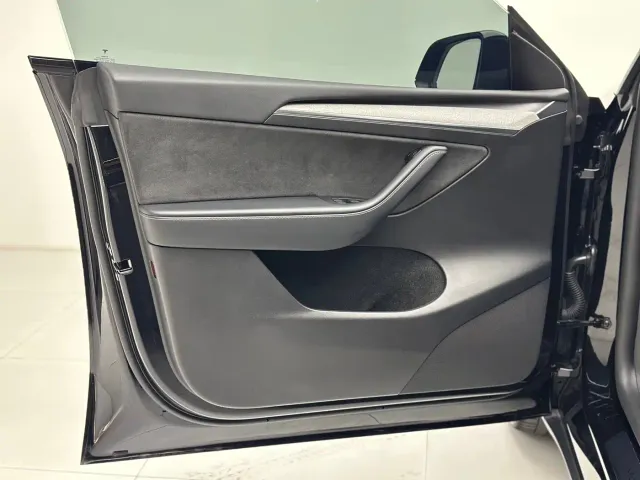 Tesla Model Y — Фото автомобиля 10