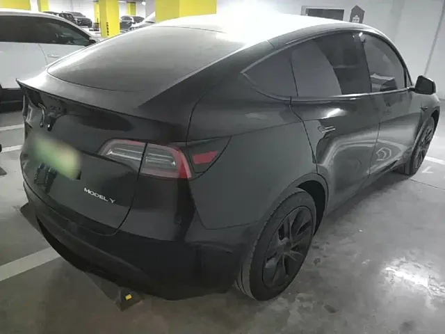 Tesla Model Y — Фото автомобиля 6