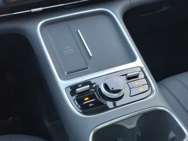 Geely Galaxy Starship 7 EM-i — Фото автомобиля 17