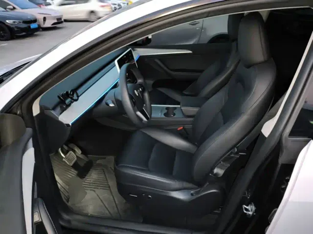 Tesla Model Y — Фото автомобиля 14