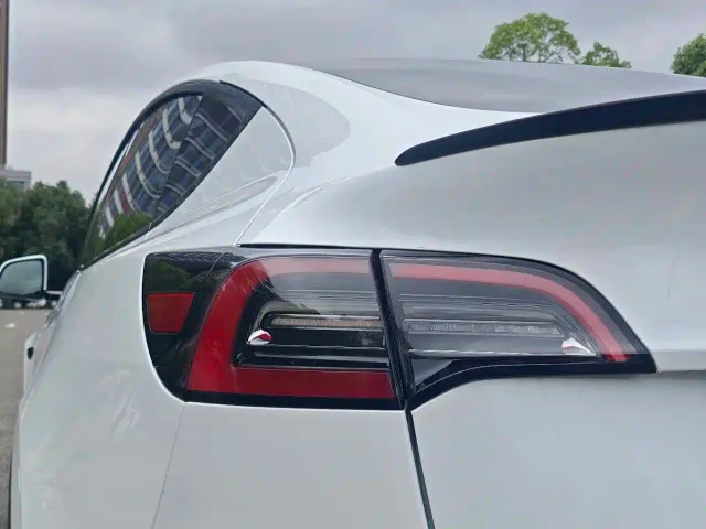 Tesla Model Y — Фото автомобиля 15