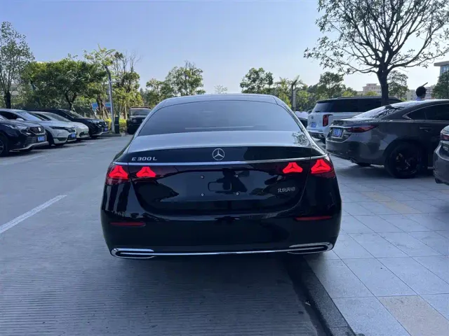 Mercedes-Benz E-Class — Фото автомобиля 8