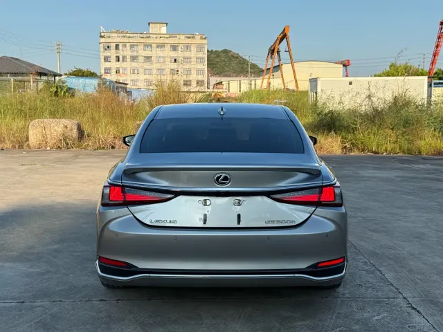 Lexus ES — Фото автомобиля 8