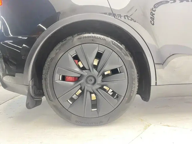 Tesla Model Y — Фото автомобиля 11