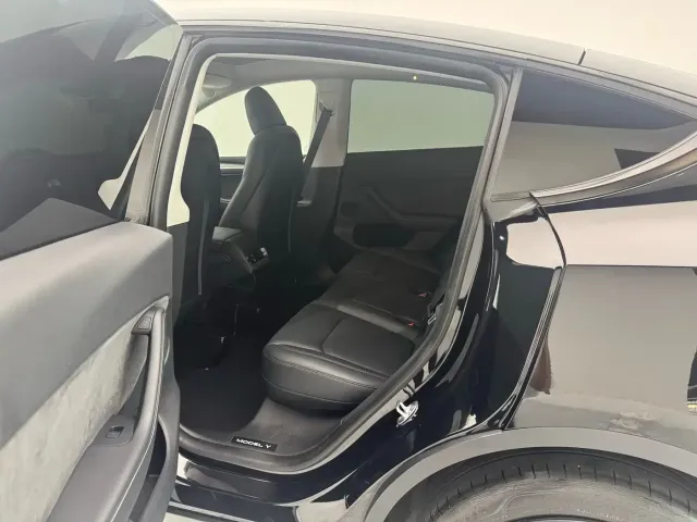 Tesla Model Y — Фото автомобиля 4