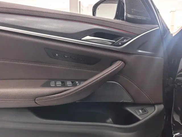 BMW 5 Series — Фото автомобиля 5