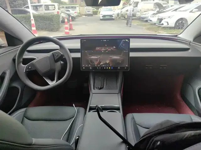 Tesla Model 3 — Фото автомобиля 10