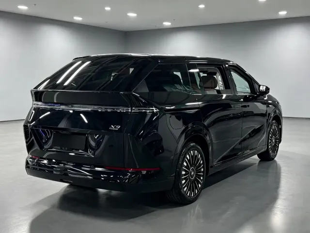 Xpeng X9 — Фото автомобиля 8