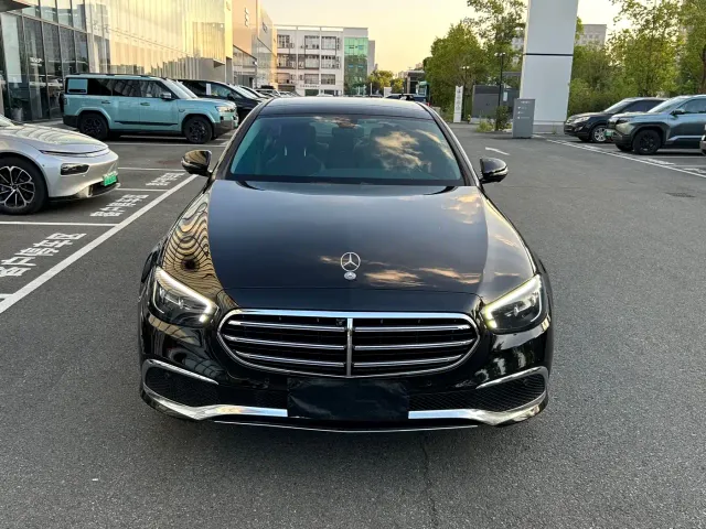 Mercedes-Benz E-Class — Фото автомобиля 2
