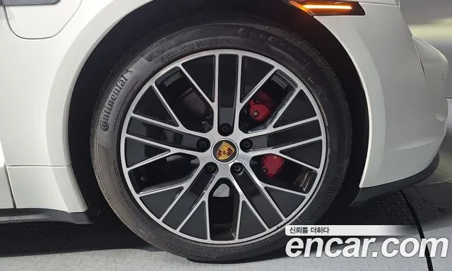 Porsche Taycan — Фото автомобиля 6