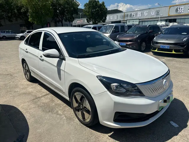 Dongfeng Fengshen E70 — Фото автомобиля 3