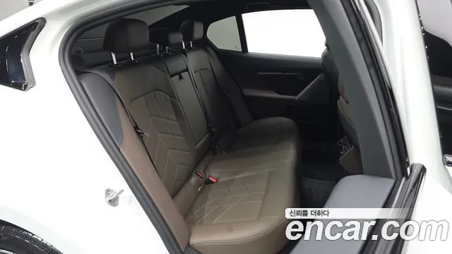 BMW 5 Series G60 — Фото автомобиля 11