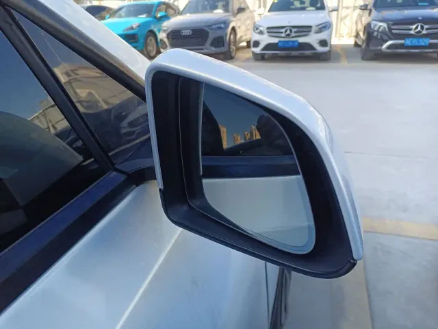 Tesla Model Y — Фото автомобиля 12