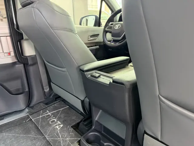 Toyota Sienna — Фото автомобиля 13