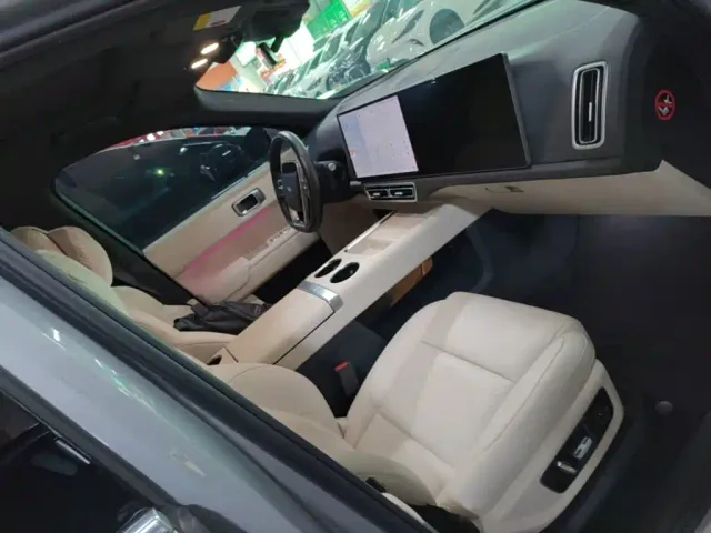 Li Auto L8 — Фото автомобиля 24