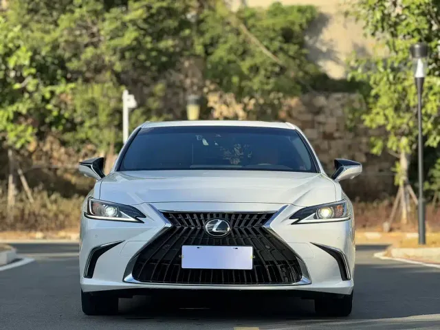 Lexus ES — Фото автомобиля 2