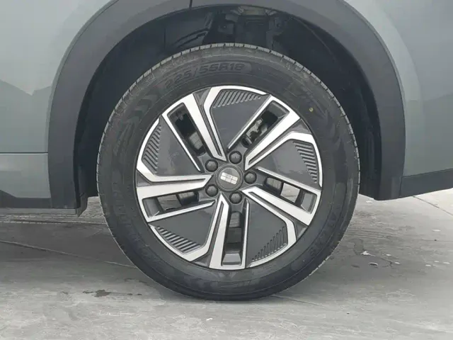 Geely Galaxy Starship 7 EM-i — Фото автомобиля 11
