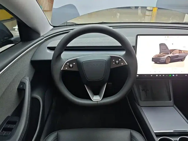 Tesla Model 3 — Фото автомобиля 10