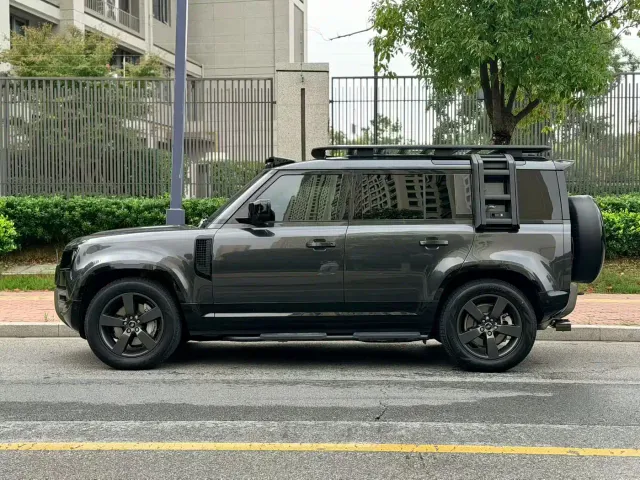 Land Rover Defender — Фото автомобиля 11