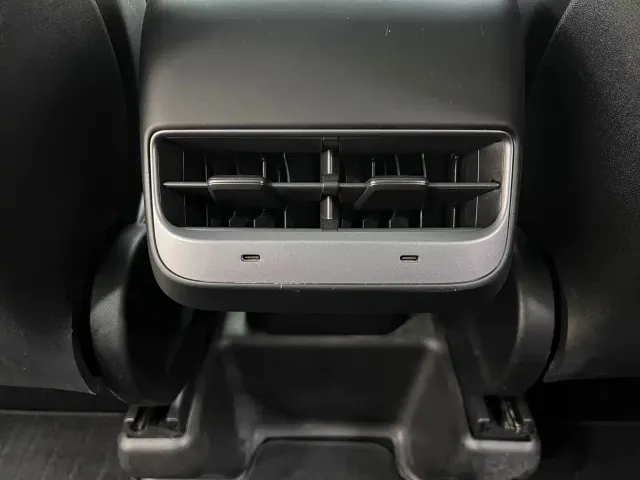 Tesla Model Y — Фото автомобиля 18